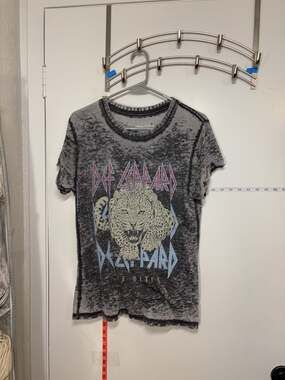 P1: Recycled Karma Def Leppard Love Bites Distressed Graphic Shirt S